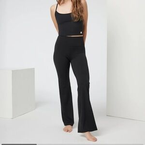 Vuori AllTheFeels bootcut leggings. Brand new.